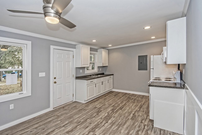 Primary Photo - 1102 N Hillside Dr