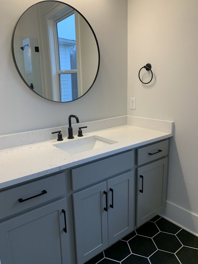 Building Photo - 4-Bed/2.5-Bath in Lockwood Glen!