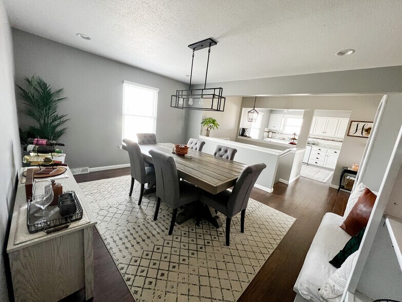 Building Photo - 323 SE Melody Ln