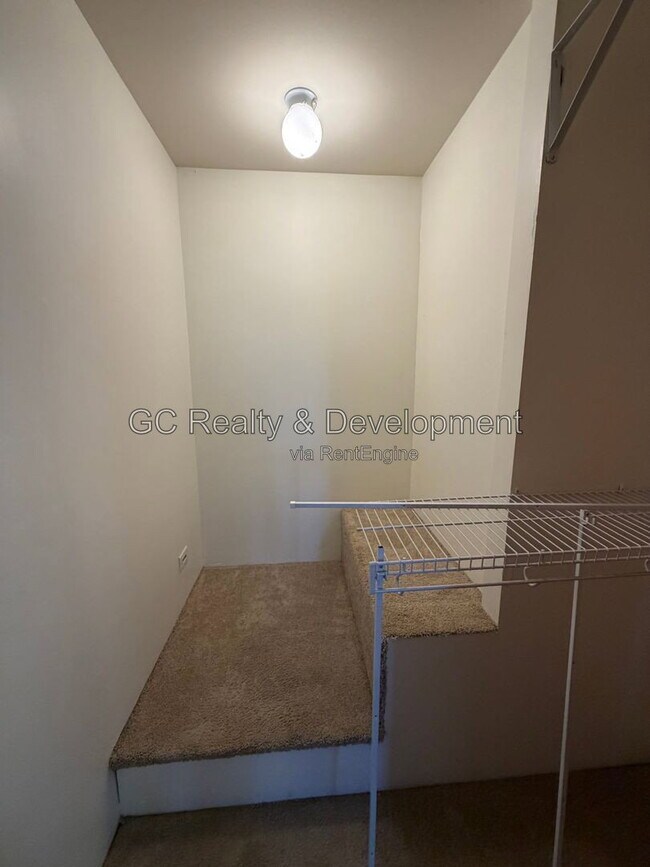 Building Photo - 837 Thomas Ave