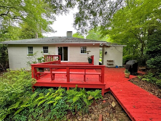Building Photo - Super Cute Cottage 1 mile from Toomers Corner