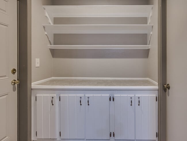 Building Photo - 2002 Vanessa Dr