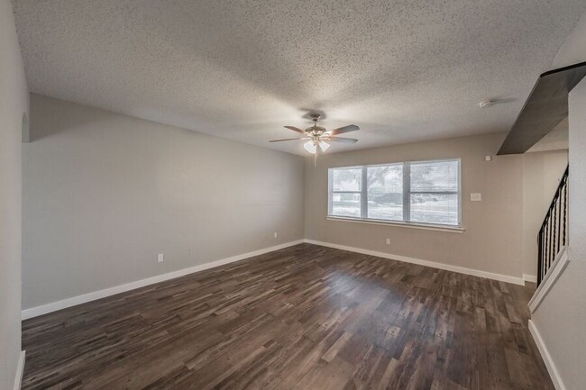 Building Photo - SPACIOUS UPDATED TOWNHOME - 1440SF