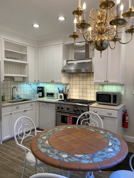 Fully Furnished Kitchen - 346 Bushkill St