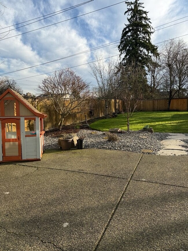 Building Photo - Spacious 3 Bed/2.5 Bath Federal Way Home.