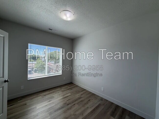 Building Photo - 2874 Kiesel Ave