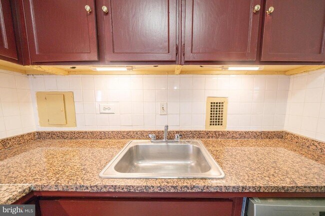 Building Photo - 5801 Quantrell Ave