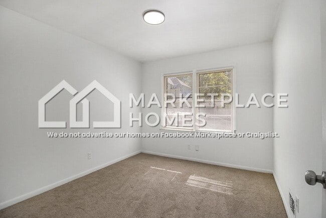 Building Photo - 2542 Melinda Dr NE