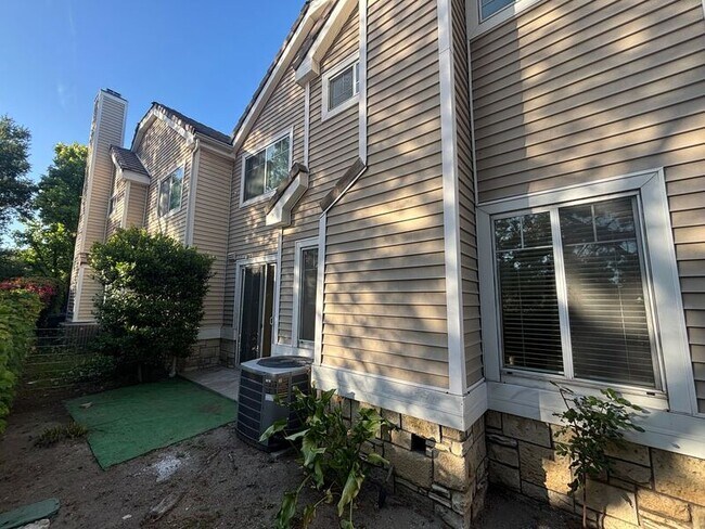 Building Photo - 525 Orange Grove Pl