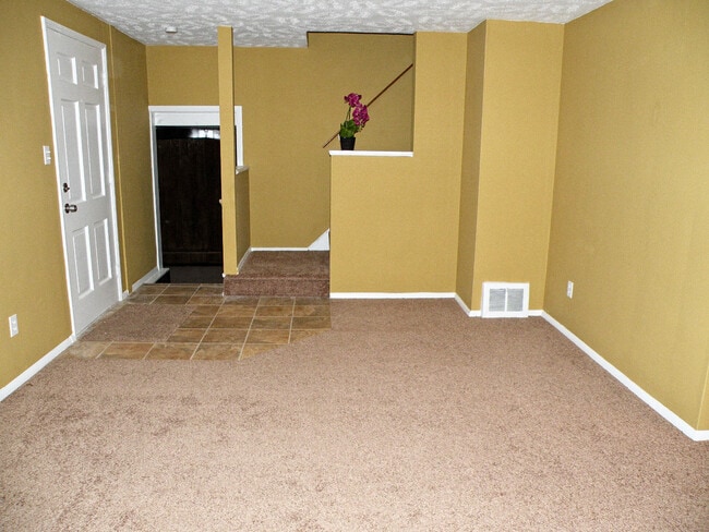 Building Photo - Renovated 3 Bedroom Colonial!