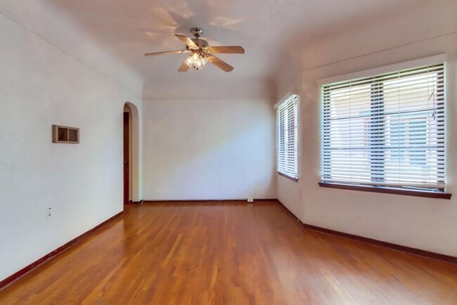 Building Photo - Charming Top Floor 1-Bedroom Apartment in ...
