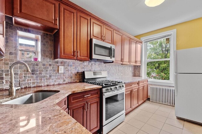 Building Photo - 122 Mallory Ave