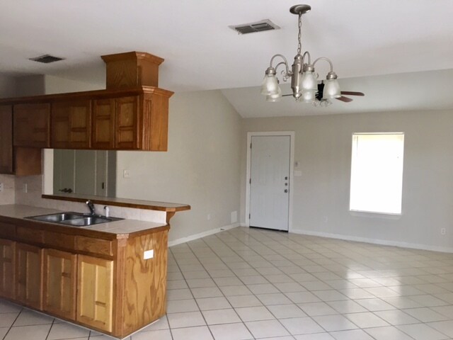 Building Photo - 1606 E Quail St