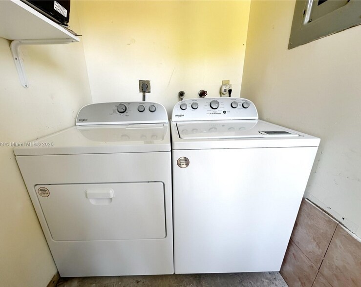 Building Photo - 9009 NE 4th Avenue Rd