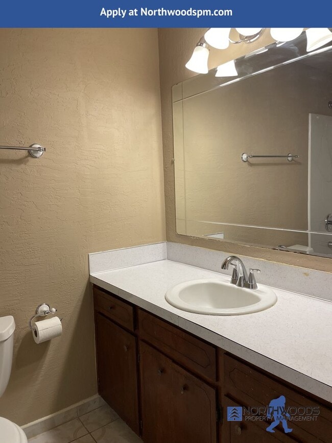 Building Photo - Very Nice 3 Bedroom 1.5 Bath Home-Located ...