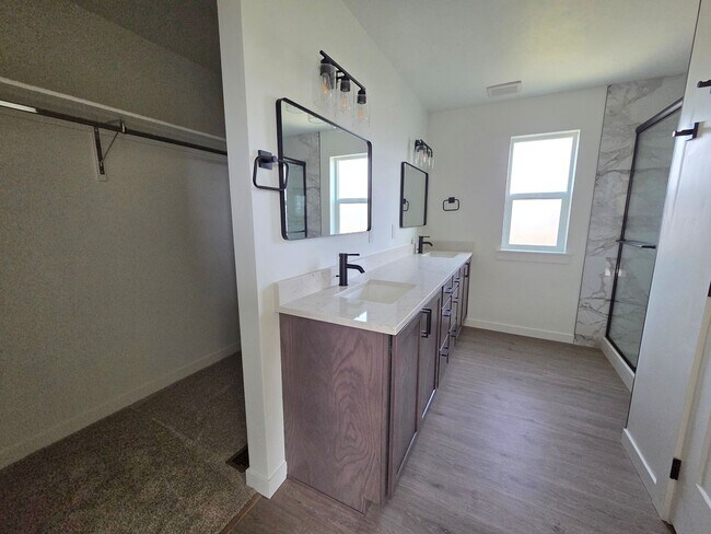 Building Photo - Modern New-Build Duplex in Payette