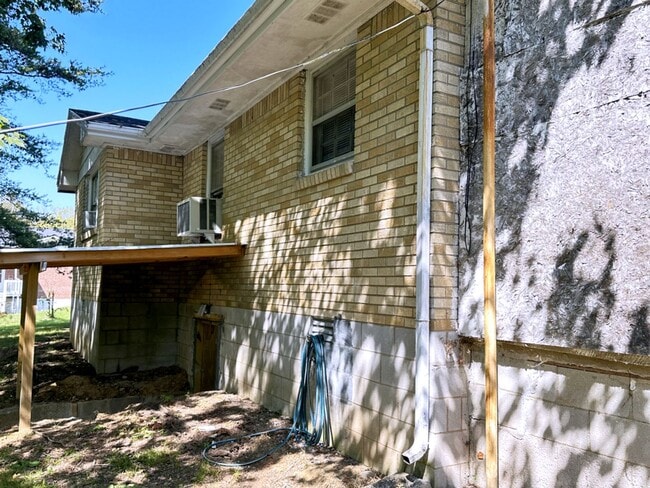 Building Photo - 1815 E 7th St