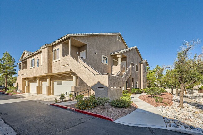 Building Photo - Elegant 2-Bedroom Condo in Gated Community with Pool and Spa