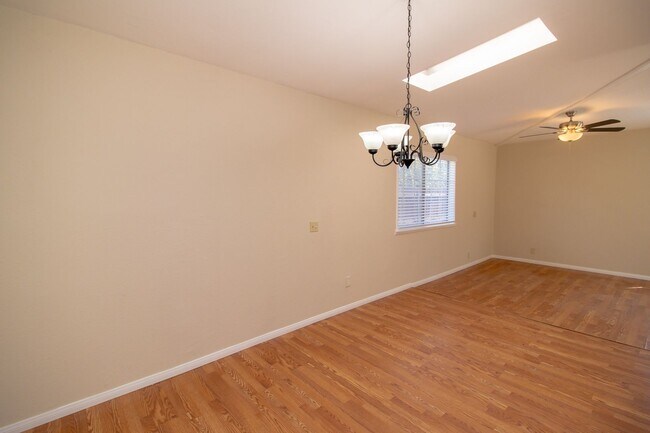 Building Photo - 932 Oak Glen Ln