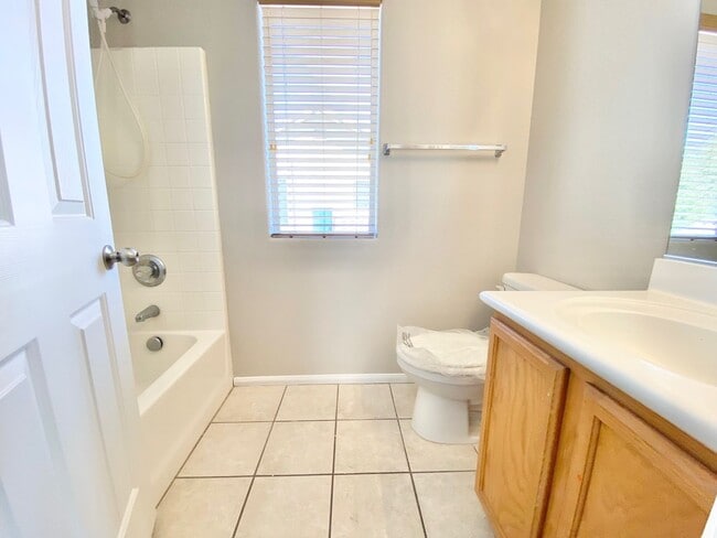 Building Photo - BEAUTIFUL 3 BEDROOMS 2.5 BATHS 2 STORY SINGLE FAMILY HOME WITH 2 CAR GARAGE