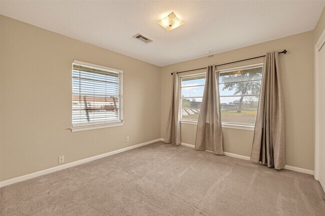 Building Photo - 10645 Oak Brook Dr