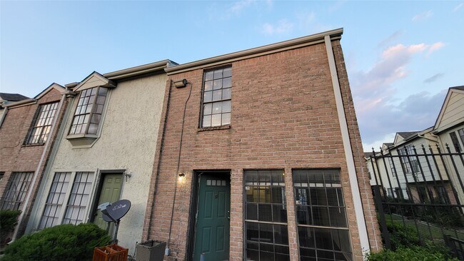 Building Photo - 8641 Victorian Village Dr