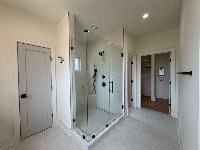 Building Photo - "Spacious and Elegant 4-Bedroom Home on Dover Avenue with 3.5 Baths and Nearly 3000 Sq Ft of Livi...