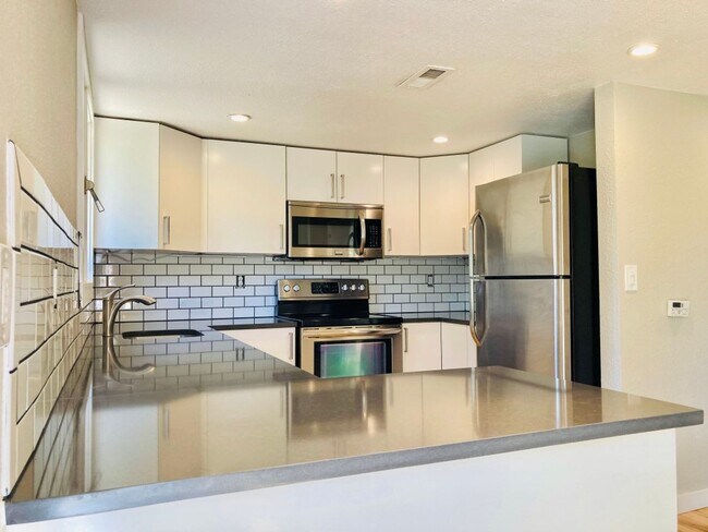 Building Photo - Bright 4BR Home Near CU Boulder + HOP Line