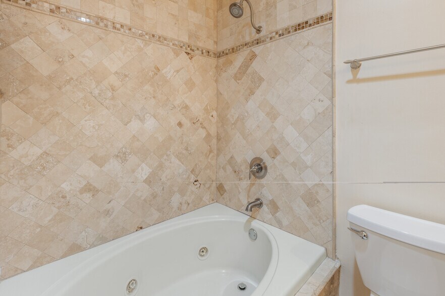 Upstairs Master bath - 112 Saint Charles Pl