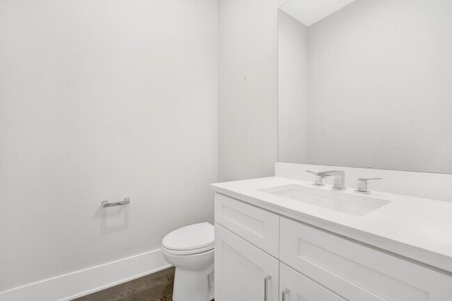 Building Photo - 562 W 18th St