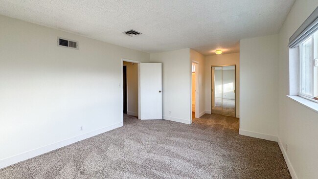 Building Photo - Move-In Ready 3-Bedroom with Pool / Lawn and Pool Service Included!