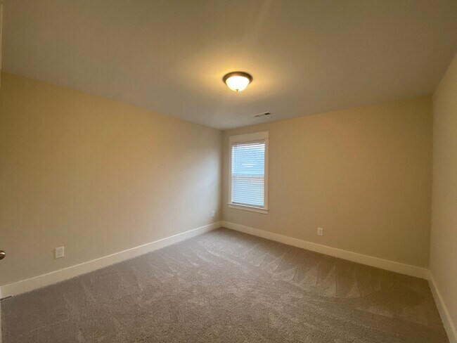 Building Photo - Amazing 4 Bedroom Home in Lebanon / 3.5 Bathrooms / 3 Car Garage /  Fenced in Backyard with Deck /