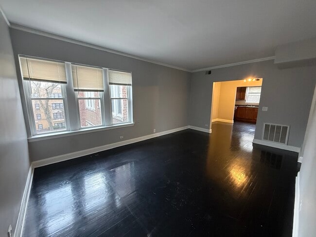 Building Photo - 7344 N Damen Ave