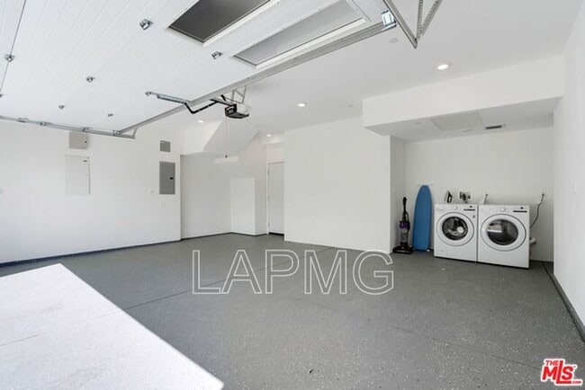 Building Photo - 4637 Laurel Canyon Blvd