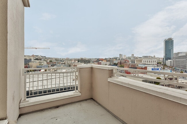 Building Photo - 140 S Van Ness Ave