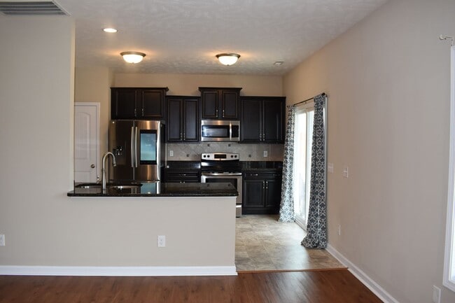 Building Photo - 3 bed 2.5 Bath Minutes from Lillington