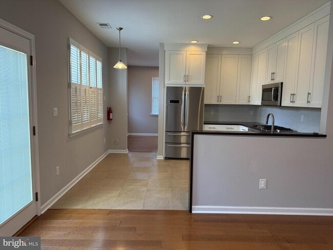 Building Photo - 3 Carey St