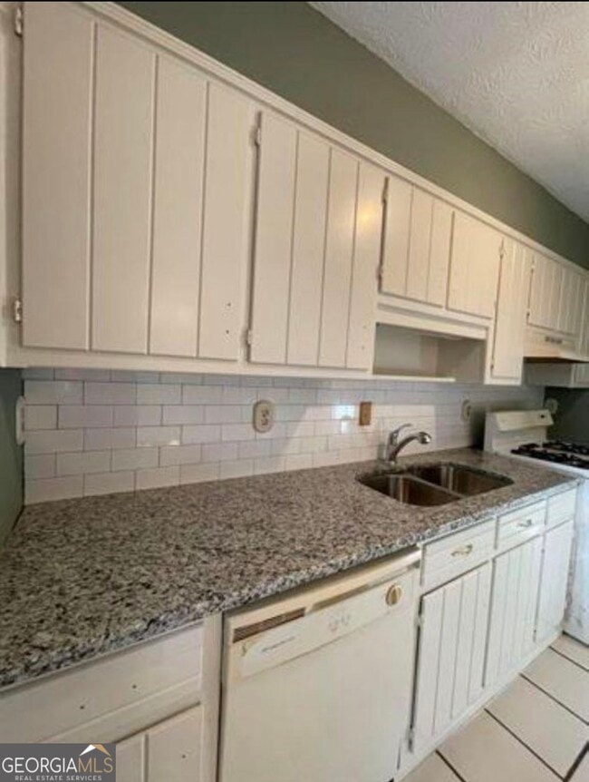 Building Photo - 2983 Deshong Dr SW