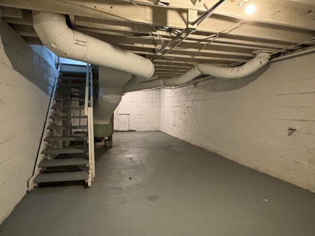 Building Photo - 83 N Ewing St