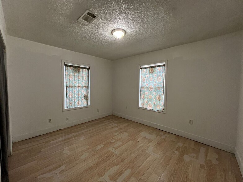 Building Photo - 4734 Wyandotte St