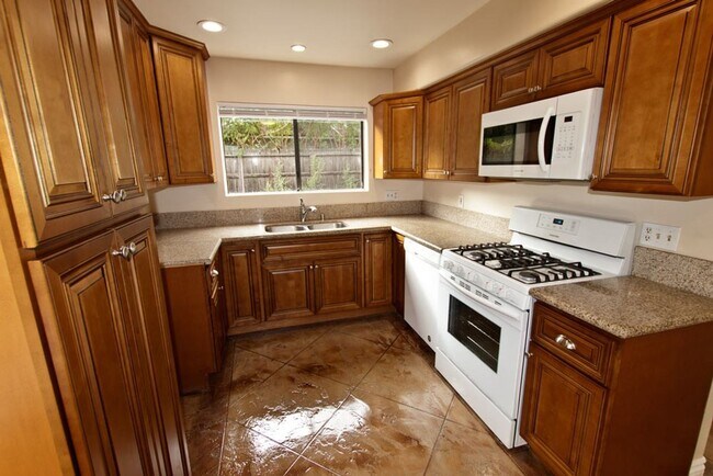 Building Photo - Beautiful 4BR/3 Full BA single family home with large yard