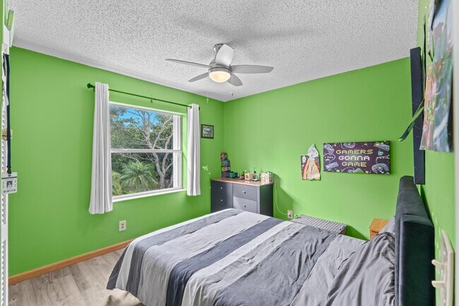 Building Photo - 1497 S Club Dr