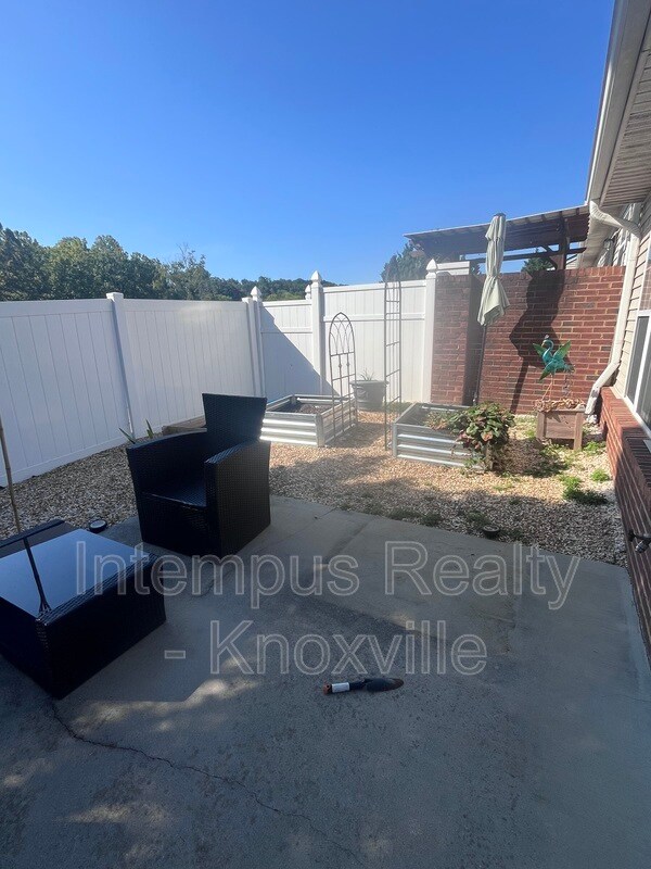 Building Photo - 1420 Hazelgreen Way