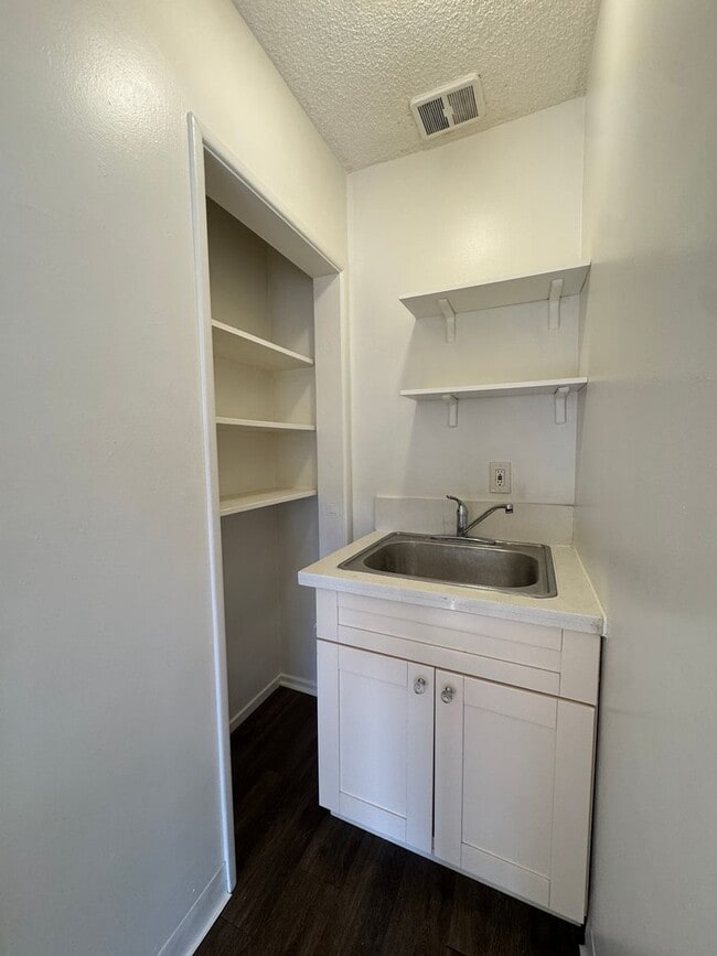 Interior Photo - 917 Centinela Ave