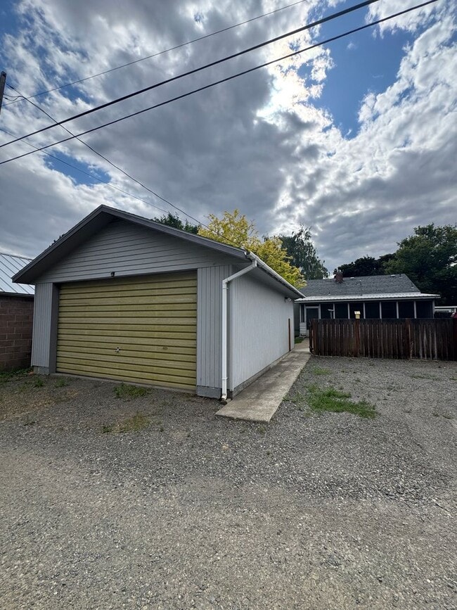 Building Photo - Charming 3 Bed Rental in Prime Location