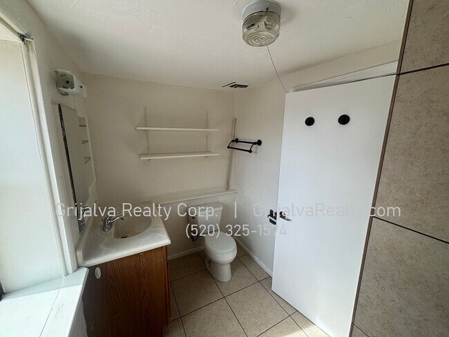 Building Photo - 2020 N Madelyn Ave