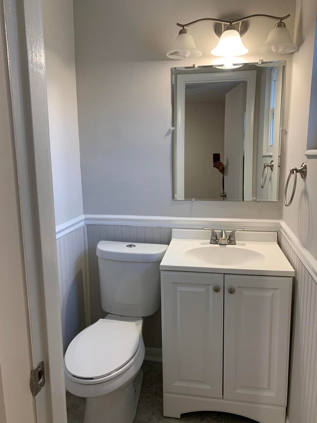 Building Photo - 421 Parkwood Dr