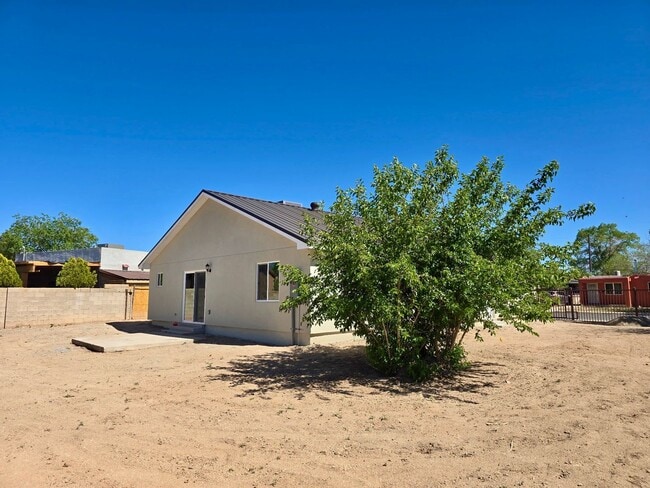 Building Photo - ***NEW*** 3-bedroom, 2-bath home in Albuquerque with all the modren finishes!
