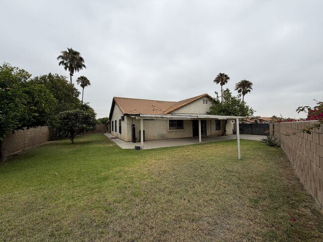 Building Photo - 560 S Quince Ave