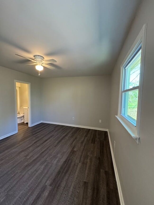 Building Photo - End Unit of Tri-Plex - in downtown Greer - 1 BD, 1 full BA, Nice Size Den, Kitchen with new appli...